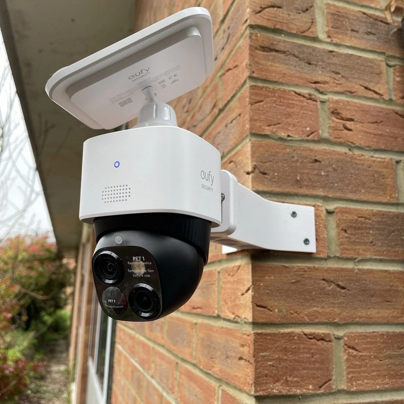 Zewnętrzny narożny uchwyt ście – Eufy Camera S340 recenzja i cena